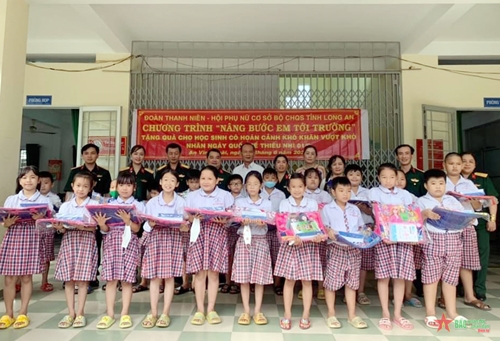 Lực lượng vũ trang tỉnh Long An tặng quà học sinh nghèo hoàn cảnh khó khăn 